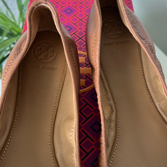 New in box Tory Burch travel ballet slippers. Nappa/Tan w/ gold logo. Size 9. - Picture 6 of 8